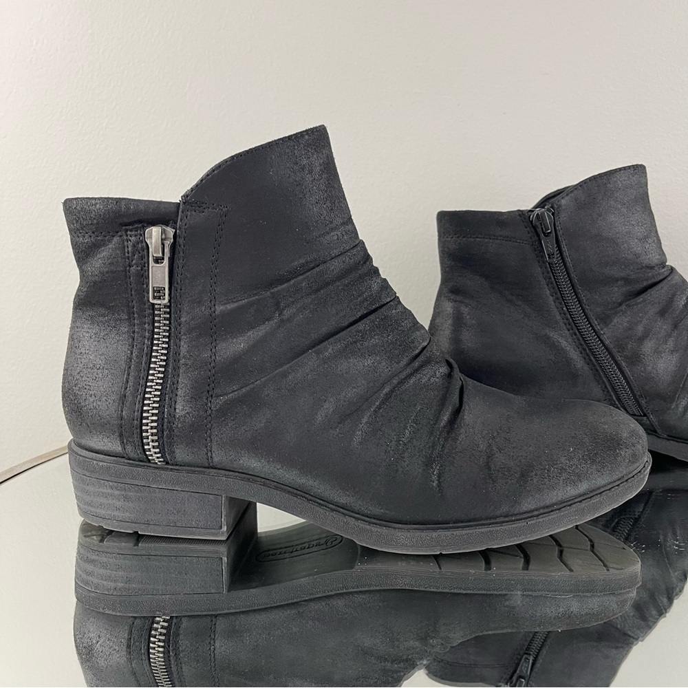 BARETRAPS Black Oiled Faux Leather Ruched Zipper Detail Yuno Ankle Booties - Picture 4 of 12